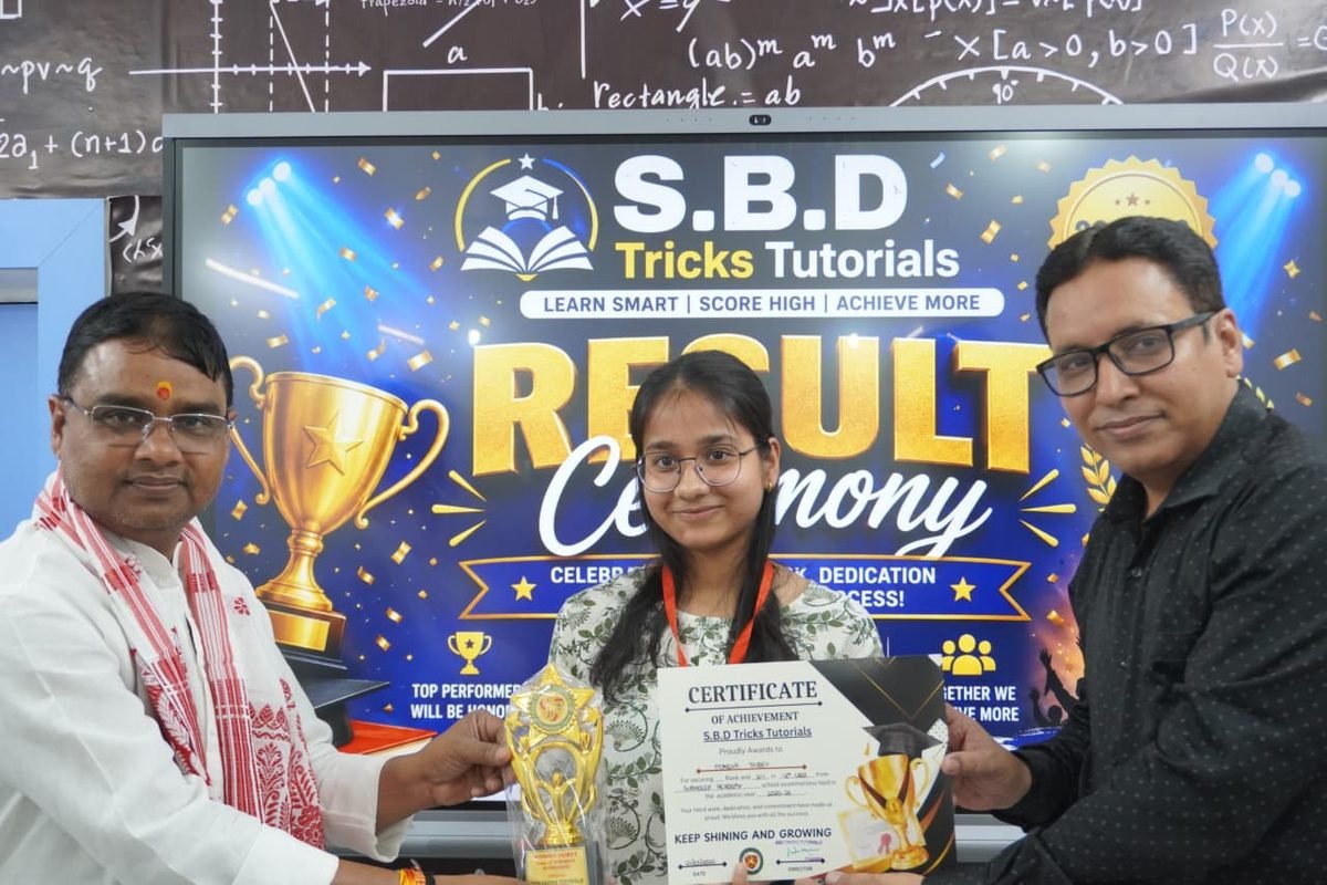 Student with a trophy and certificate at the SBD result ceremony