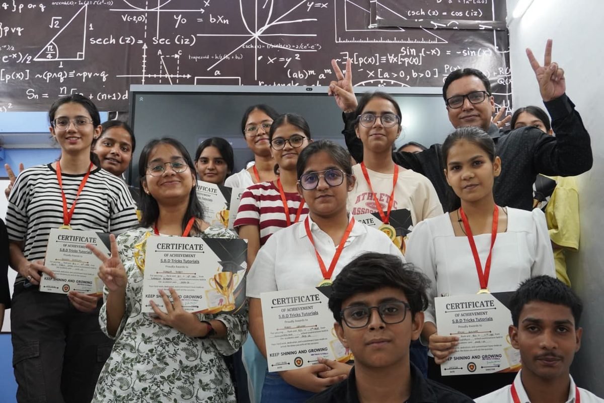 Students with their achievement certificates at SBD Tricks Tutorials