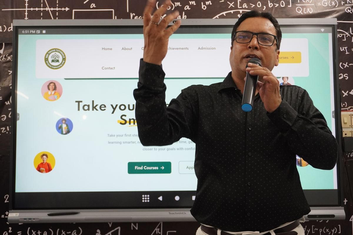 A mentor addressing students at SBD Tricks Tutorials